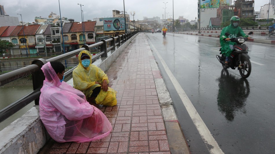 Tôi đã chạy lướt qua nhưng dáng ngồi co ro, ánh mắt buồn hiu hắt của anh Tính đã “kéo” tôi quay trở lại. Ảnh chụp tại cầu Ông Lãnh, vào lúc 15g30 chiều nay, 29-7. Tôi đã chạy lướt qua nhưng dáng ngồi co ro, ánh mắt buồn hiu hắt của anh Tính đã “kéo” tôi quay trở lại. Ảnh chụp tại cầu Ông Lãnh, vào lúc 15g30 chiều nay, 29-7.