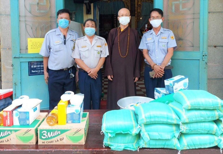 Chùa Thiên Tôn chuẩn bị quà, nhu yếu phẩm trao tặng đến người dân ở khu cách ly trên địa bàn quận Chùa Thiên Tôn chuẩn bị quà, nhu yếu phẩm trao tặng đến người dân ở khu cách ly trên địa bàn quận