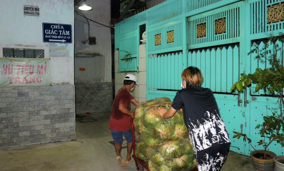 Các anh em tình nguyện kèm thật chặt để xe không bị ngã Các anh em tình nguyện kèm thật chặt để xe không bị ngã