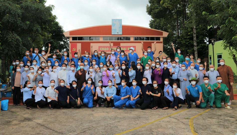 Tình nguyện viên các tôn giáo chụp ảnh lưu niệm tại Nhà Thiếu nhi TP.Thủ Đức Tình nguyện viên các tôn giáo chụp ảnh lưu niệm tại Nhà Thiếu nhi TP.Thủ Đức