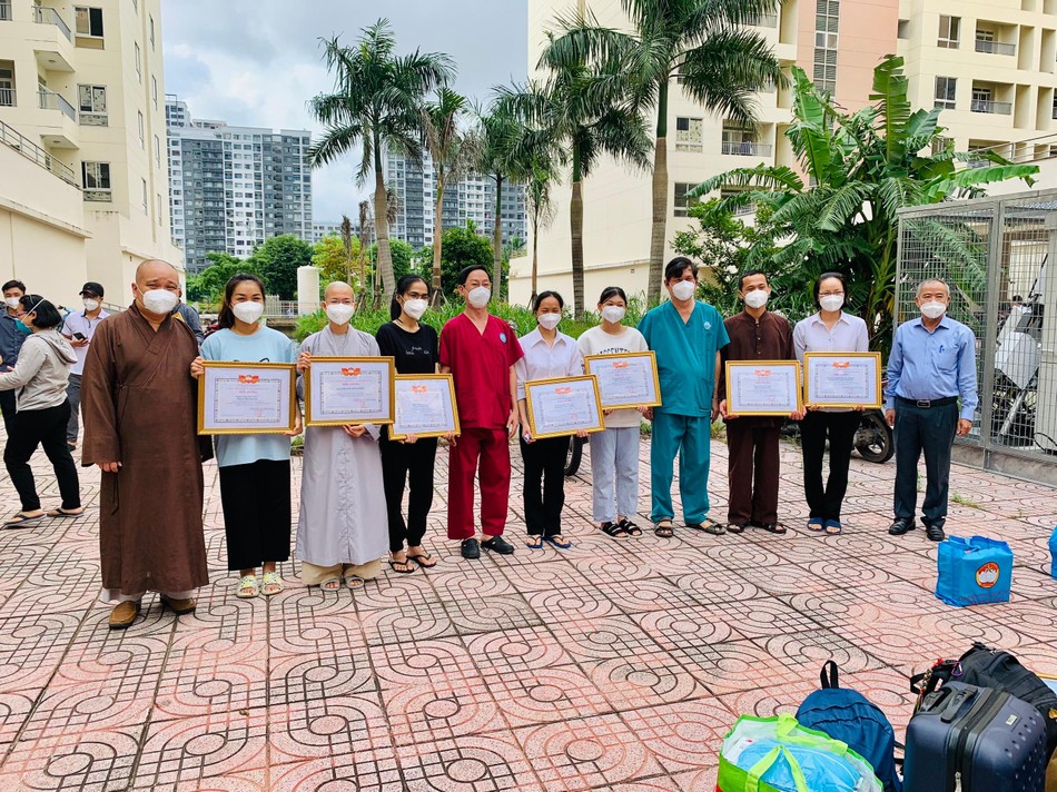 Những khoảnh khắc hạnh phúc, tự hào của người con Phật phụng sự nơi tuyến đầu chống dịch - Ảnh: Nhuận Bình Những khoảnh khắc hạnh phúc, tự hào của người con Phật phụng sự nơi tuyến đầu chống dịch - Ảnh: Nhuận Bình