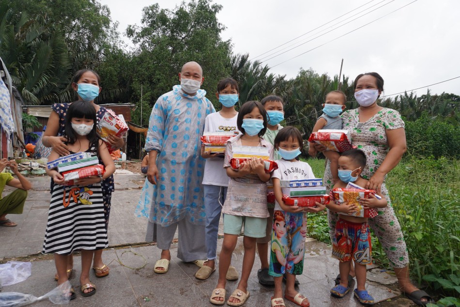 Niềm vui của những đứa trẻ ở khu bãi rác khi nhận được món quà bất ngờ, với tập, bánh và sữa tươi - Ảnh: Như Danh/BGN Niềm vui của những đứa trẻ ở khu bãi rác khi nhận được món quà bất ngờ, với tập, bánh và sữa tươi - Ảnh: Như Danh/BGN