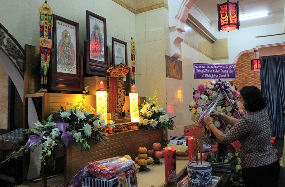Đại diện Quận ủy, UBND, Ủy ban MTTQVN quận 5 tưởng niệm nạn nhân tử vong vì dịch bệnh Covid-19 Đại diện Quận ủy, UBND, Ủy ban MTTQVN quận 5 tưởng niệm nạn nhân tử vong vì dịch bệnh Covid-19