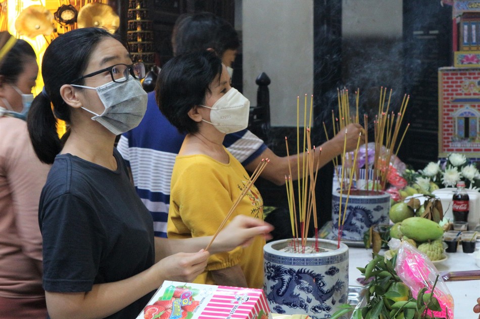 Gia đình nạn nhân tử vong vì Covid-19 thắp hương tưởng niệm Gia đình nạn nhân tử vong vì Covid-19 thắp hương tưởng niệm