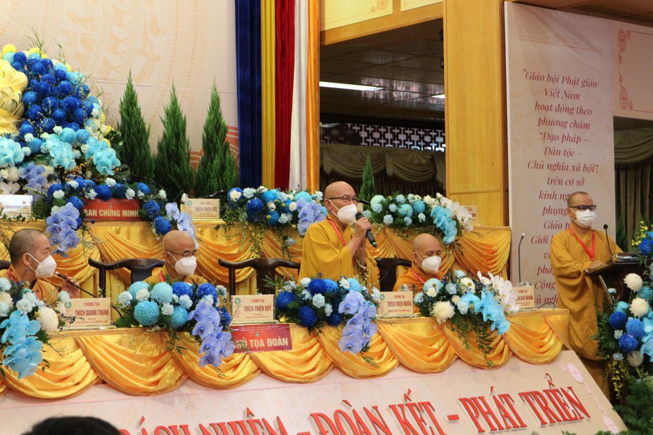 Thượng tọa Thích Thiện Nghĩa phát biểu khai mạc và lấy ý kiến biểu quyết Thượng tọa Thích Thiện Nghĩa phát biểu khai mạc và lấy ý kiến biểu quyết