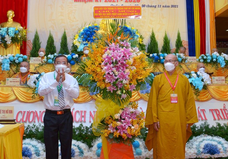 Nhiều lẵng hoa chúc mừng đại hội