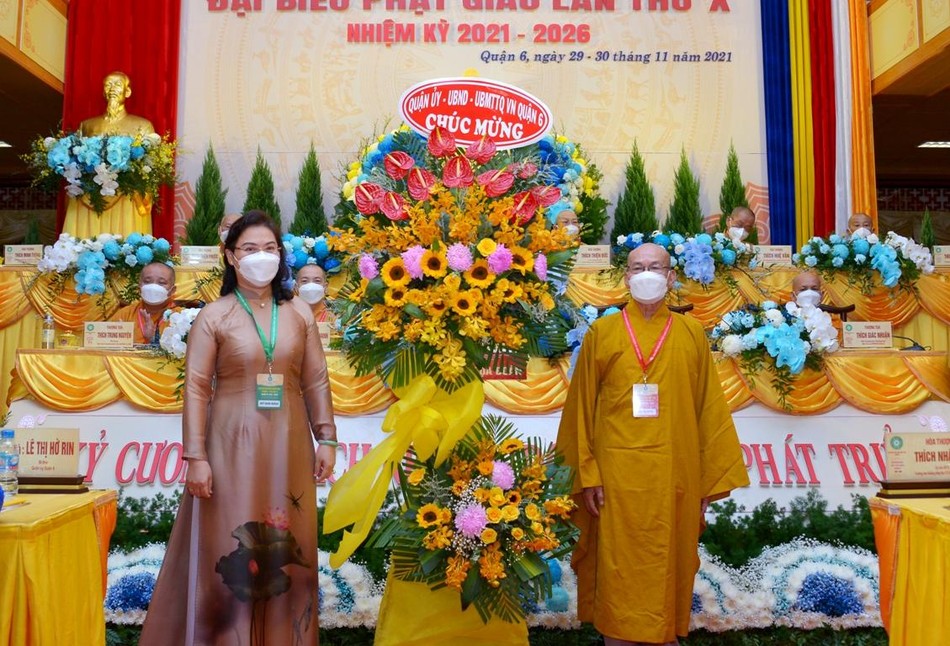 Bà Lê Thị Thanh Thảo, Chủ tịch UBND quận 6 đại diện chính quyền quận 6 tặng hoa chúc mừng