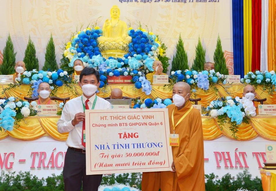 Ban Trị sự Phật giáo quận 6 tặng 2 căn nhà tình thương