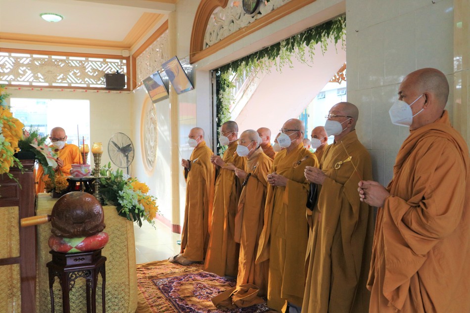 Chư tôn đức cử hành nghi thức tưởng niệm