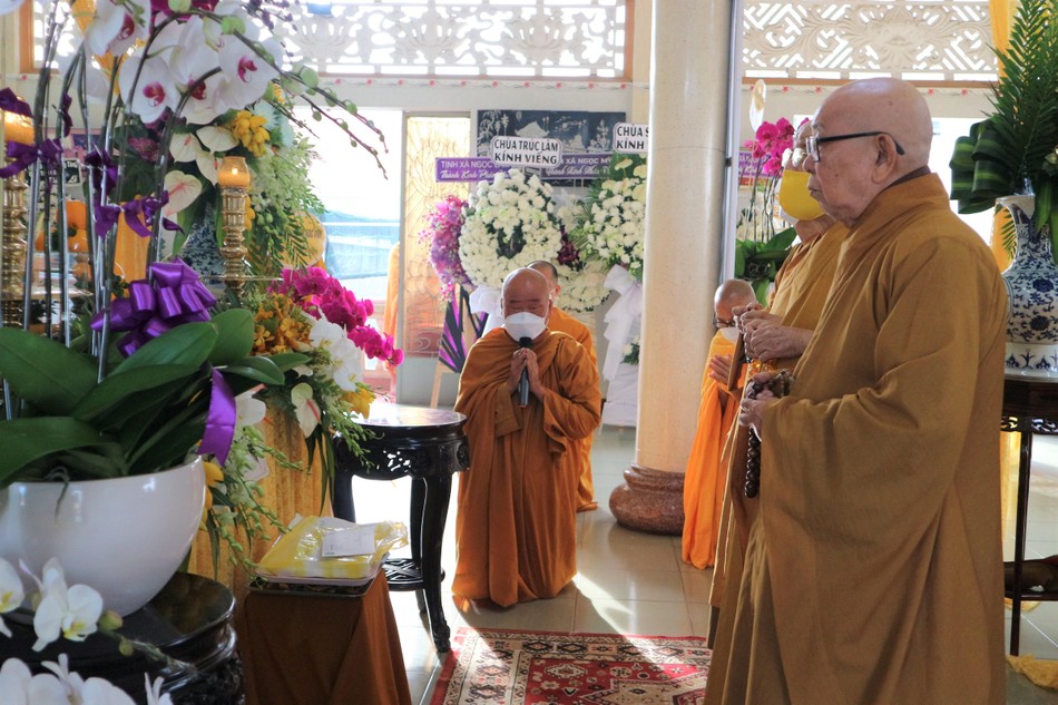 Hòa thượng Thích Giác Pháp đại diện Ban lễ tang dâng lời cảm tạ