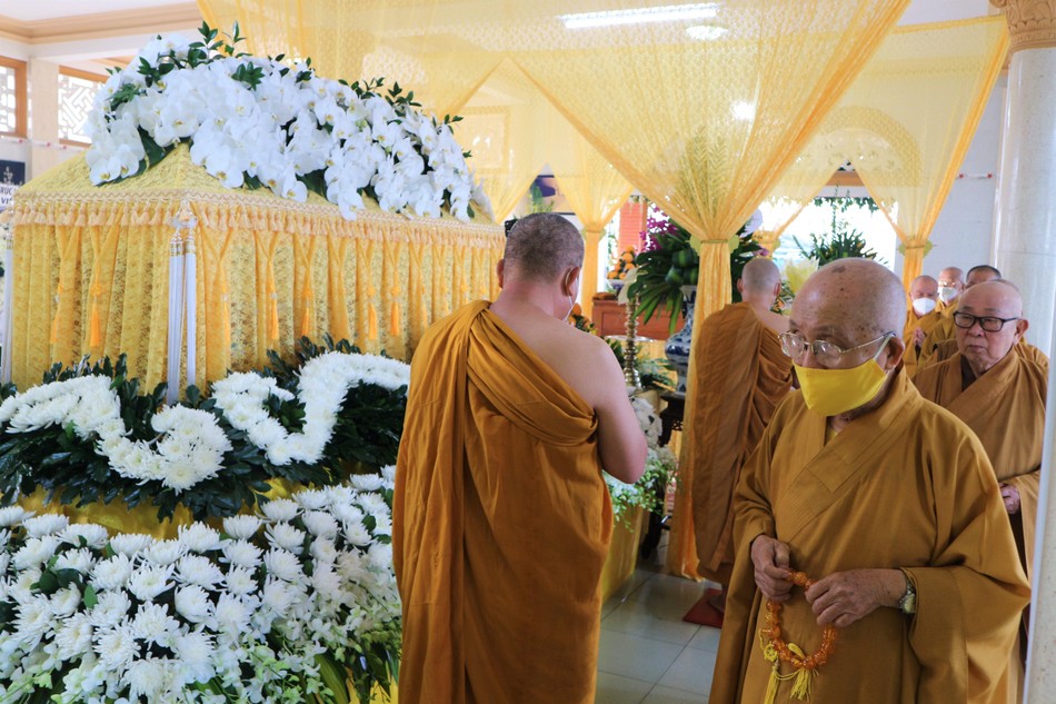 Chư tôn đức nhiễu kim quan