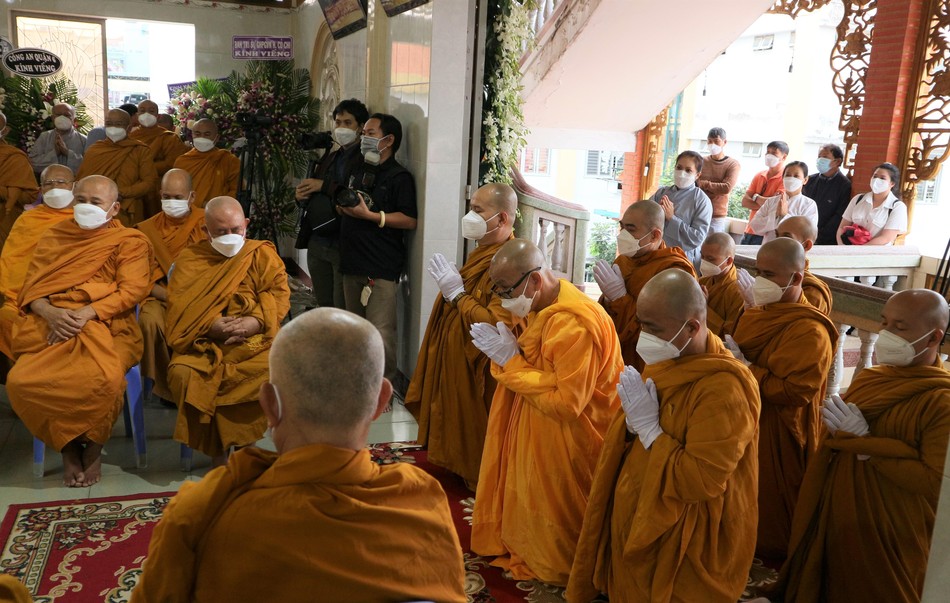 Môn đồ pháp quyến trước Giác linh đài Môn đồ pháp quyến trước Giác linh đài