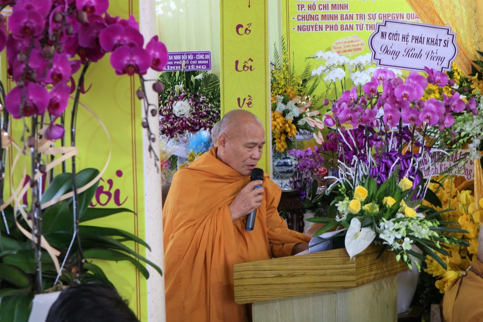 Hòa thượng Thích Minh Bửu đọc lời tưởng niệm của Hệ phái Khất sĩ Hòa thượng Thích Minh Bửu đọc lời tưởng niệm của Hệ phái Khất sĩ