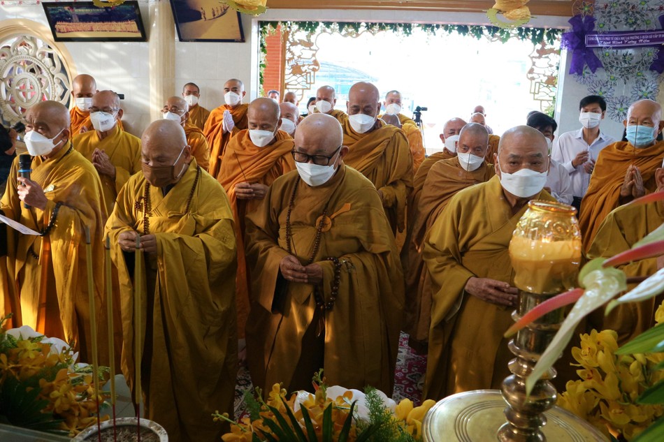 Chư tôn đức cử hành nghi thức niêm hương tưởng niệm Chư tôn đức cử hành nghi thức niêm hương tưởng niệm