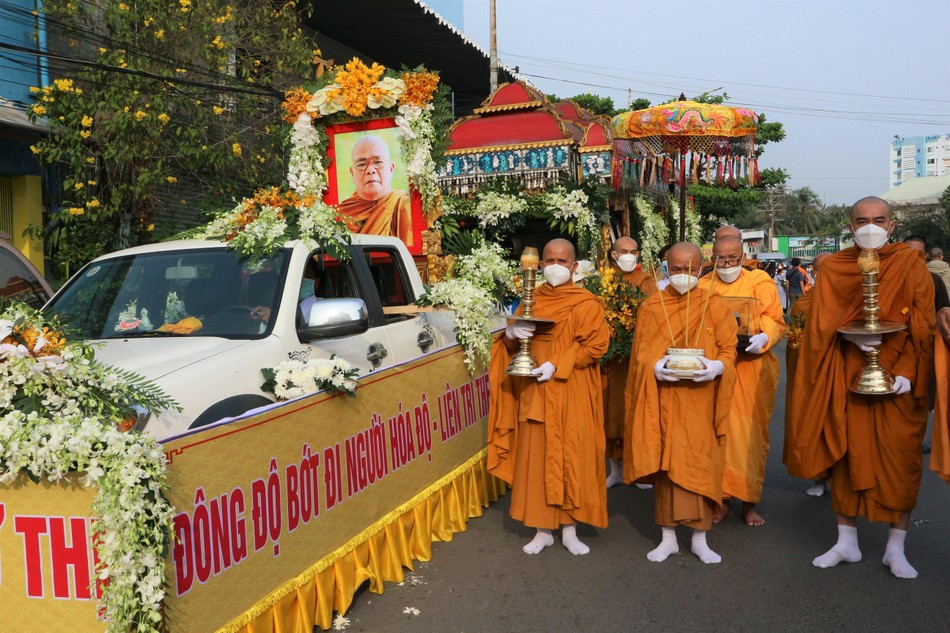 Phụng tống kim quan Trưởng lão Hòa thượng đến Đài hỏa táng Đa Phước trà-tỳ Phụng tống kim quan Trưởng lão Hòa thượng đến Đài hỏa táng Đa Phước trà-tỳ