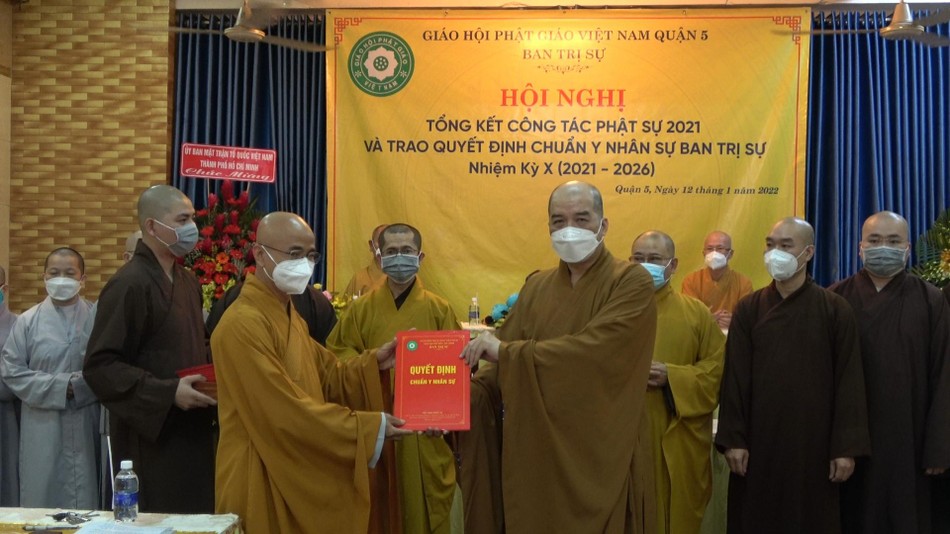 Thượng tọa Thích Thiện Quý đại diện Ban Trị sự Phật giáo TP trao quyết định chuẩn y nhân sự khoá X đến Thượng tọa Trưởng ban Trị sự Phật giáo quận 5 Thượng tọa Thích Thiện Quý đại diện Ban Trị sự Phật giáo TP trao quyết định chuẩn y nhân sự khoá X đến Thượng tọa Trưởng ban Trị sự Phật giáo quận 5