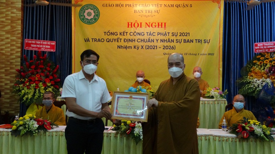 Chính quyền quận 5 trao tặng nhiều bằng khen cho tập thể... Chính quyền quận 5 trao tặng nhiều bằng khen cho tập thể...