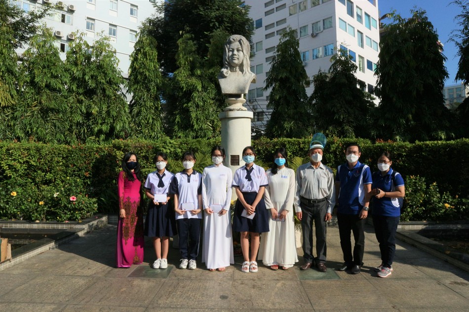 PGS.TS Nguyễn Thiện Tống lưu niệm cùng giáo viên và các em nữ sinh nhận học bổng Quách Thị Trang lần 8 PGS.TS Nguyễn Thiện Tống lưu niệm cùng giáo viên và các em nữ sinh nhận học bổng Quách Thị Trang lần 8