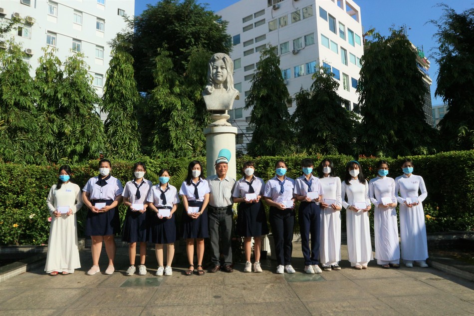 Các nữ sinh lớp 11 được trao học bổng tại tượng đài liệt nữ Quách Thị Trang Các nữ sinh lớp 11 được trao học bổng tại tượng đài liệt nữ Quách Thị Trang