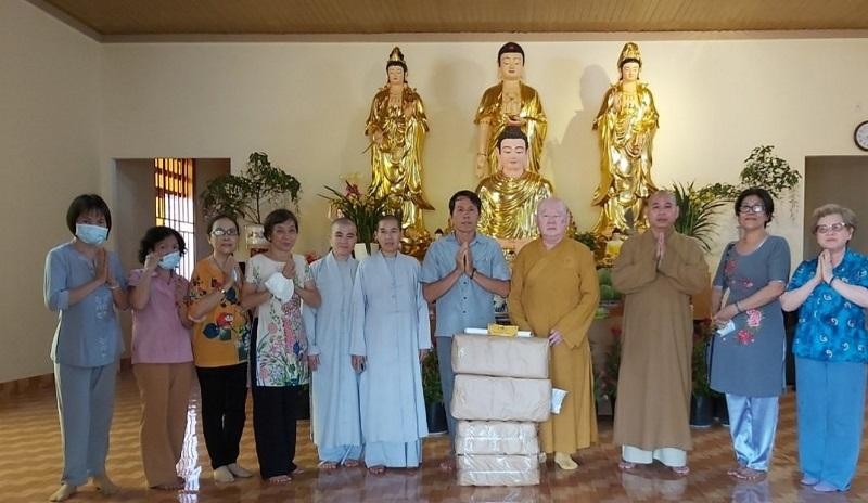 Thượng tọa Thích Duy Trấn cúng dường các ngôi tự viện vùng sâu, vùng xa trên địa bàn huyện Bù Gia Mập - Ảnh: Phước Ngô