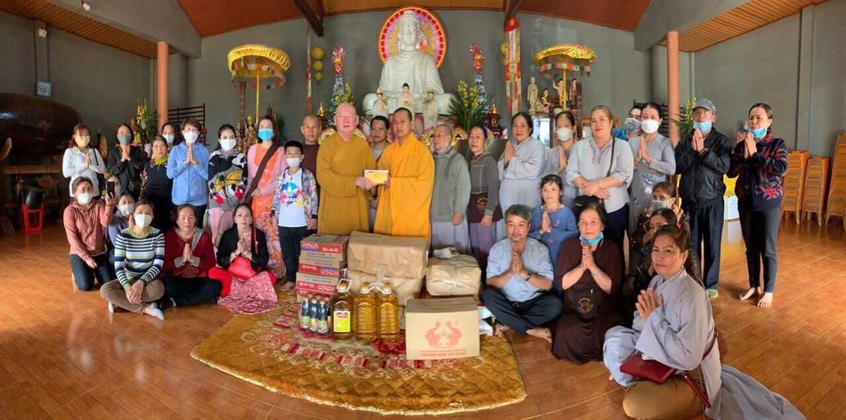 Phái đoàn tặng quà đến các tự viện, tổng trị giá quà tặng 100 triệu đồng Phái đoàn tặng quà đến các tự viện, tổng trị giá quà tặng 100 triệu đồng