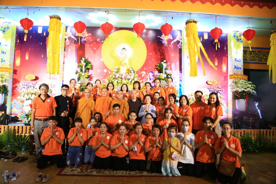 Phật tử trẻ tại đêm văn nghệ chào mừng tuần lễ Phật đản Phật tử trẻ tại đêm văn nghệ chào mừng tuần lễ Phật đản