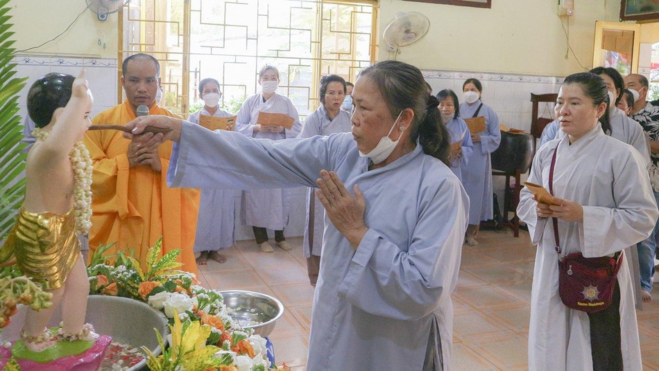 Phật tử cung kính thực hiện nghi thức Tắm Phật Phật tử cung kính thực hiện nghi thức Tắm Phật