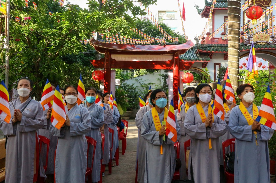 Phật tử cung kính hướng về Đức Phật Phật tử cung kính hướng về Đức Phật