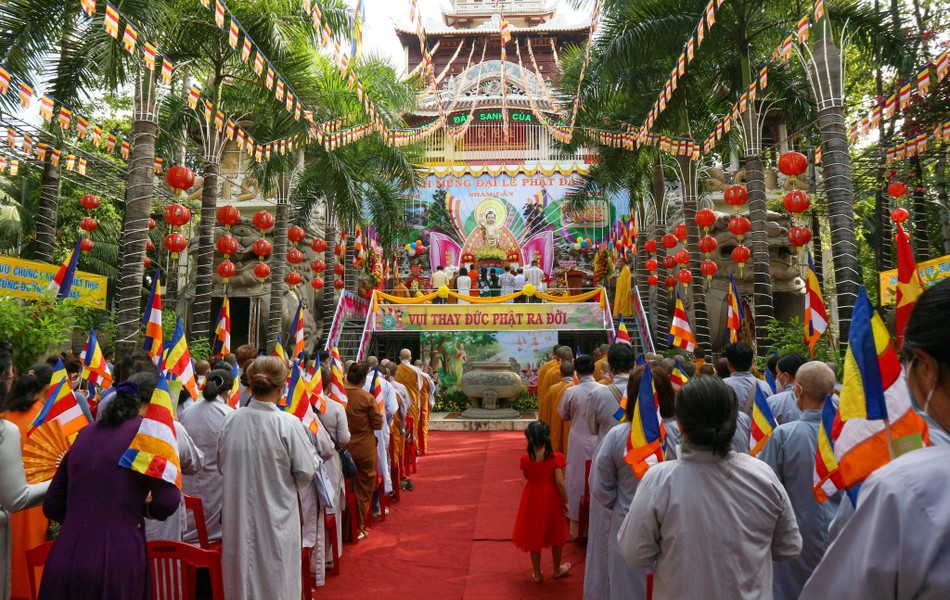 Lễ đài chính của Ban Trị sự Phật giáo được thiết trí trang nghiêm Lễ đài chính của Ban Trị sự Phật giáo được thiết trí trang nghiêm