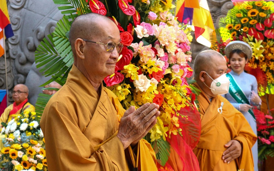 Nhiều lẵng hoa chúc mừng Đại lễ Nhiều lẵng hoa chúc mừng Đại lễ