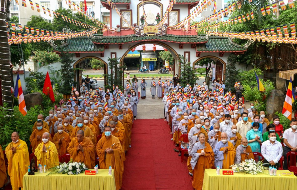 Toàn thể chư tôn đức Tăng Ni, Phật tử lắng lòng nghe Thông điệp Đại lễ Phật đản của Đức Quyền Pháp chủ GHPGVN Toàn thể chư tôn đức Tăng Ni, Phật tử lắng lòng nghe Thông điệp Đại lễ Phật đản của Đức Quyền Pháp chủ GHPGVN