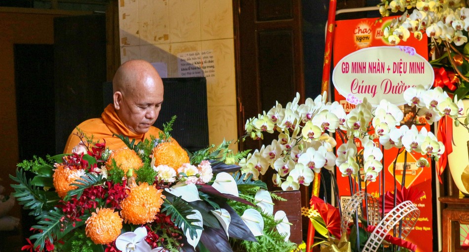 Thượng tọa Thích Giác Nhuận báo cáo công tác tổ chức An cư của Ban Trị sự Phật giáo quận 6