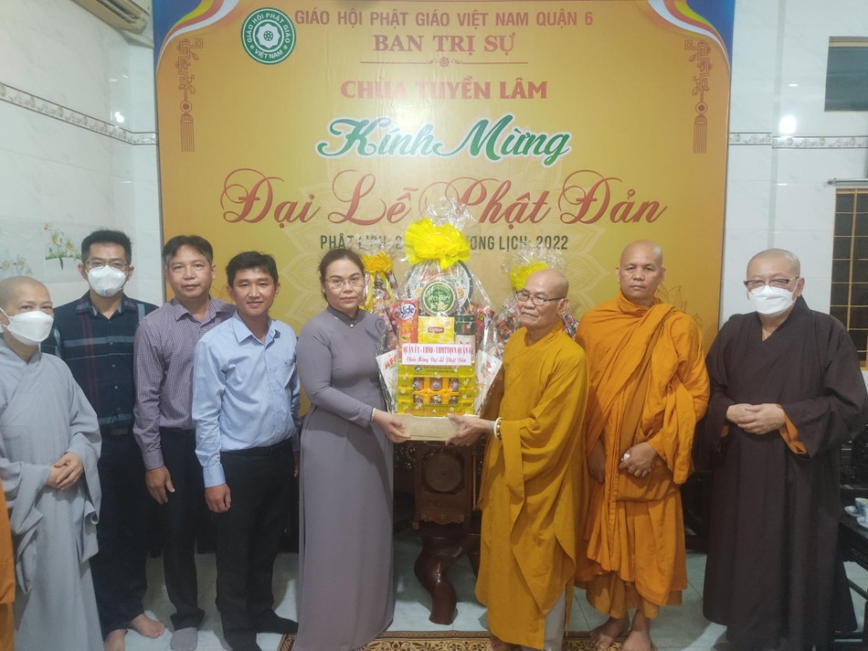 Bà Lê Thị Thanh Thảo, Chủ tịch Ủy ban Nhân dân quận 6 chúc mừng Phật đản và An cư đến Tăng Ni quận 6. Ảnh: Khai Tâm