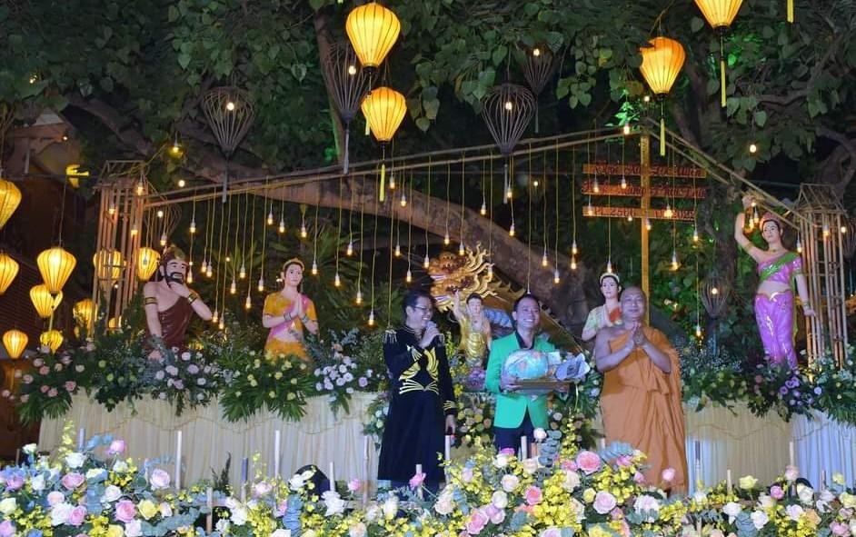 Cúng dường lên Đức Thế Tôn