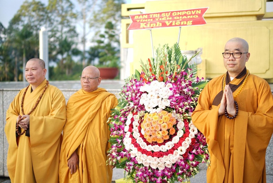 Chư tôn đức Ban Thường trực Ban Trị sự Phật giáo tỉnh Tiền Giang đặt vòng hoa tưởng niệm Chư tôn đức Ban Thường trực Ban Trị sự Phật giáo tỉnh Tiền Giang đặt vòng hoa tưởng niệm