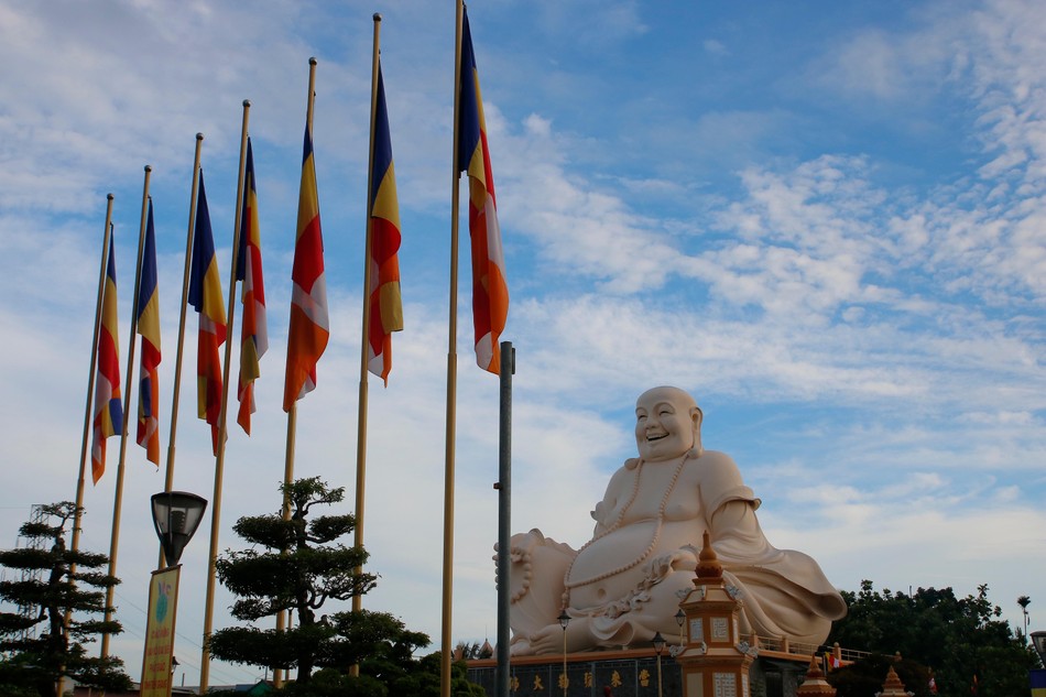 Cờ Phật giáo chào đón đại biểu ngay lối vào chùa Vĩnh Tràng Cờ Phật giáo chào đón đại biểu ngay lối vào chùa Vĩnh Tràng