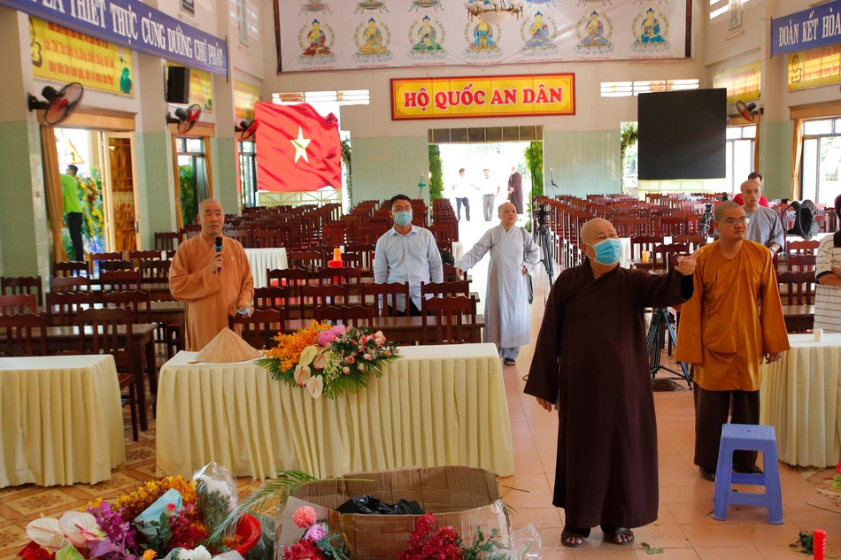 Hòa thượng Thích Huệ Minh, Trưởng ban Trị sự Phật giáo tỉnh, Trưởng ban Tổ chức Đại hội rà soát, chỉ đạo công tác thiết trí ở khâu cuối cùng Hòa thượng Thích Huệ Minh, Trưởng ban Trị sự Phật giáo tỉnh, Trưởng ban Tổ chức Đại hội rà soát, chỉ đạo công tác thiết trí ở khâu cuối cùng