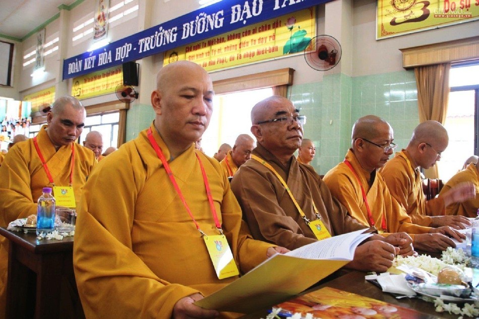 Chư tôn đức đọc văn kiện Chư tôn đức đọc văn kiện