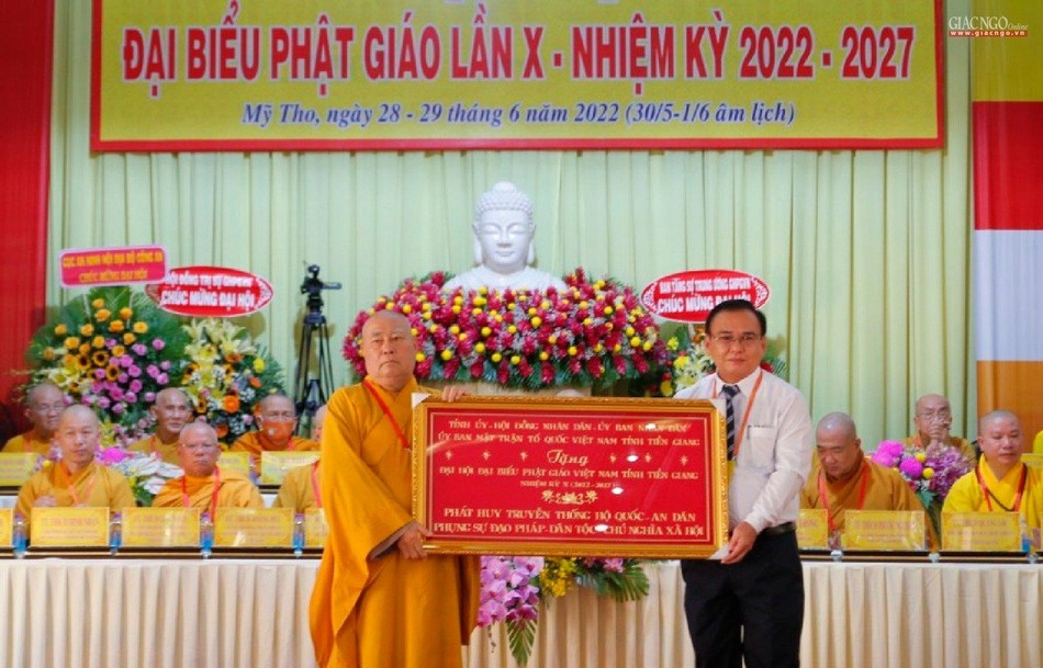 Hòa thượng Thích Huệ Minh đón nhận khánh vàng chúc mừng của Tỉnh ủy tỉnh Tiền Giang