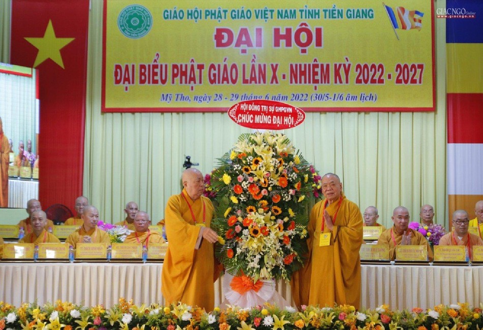 Hòa thượng Thích Thiện Pháp trao tặng lẵng hoa chúc mừng của Hội đồng Trị sự GHPGVN