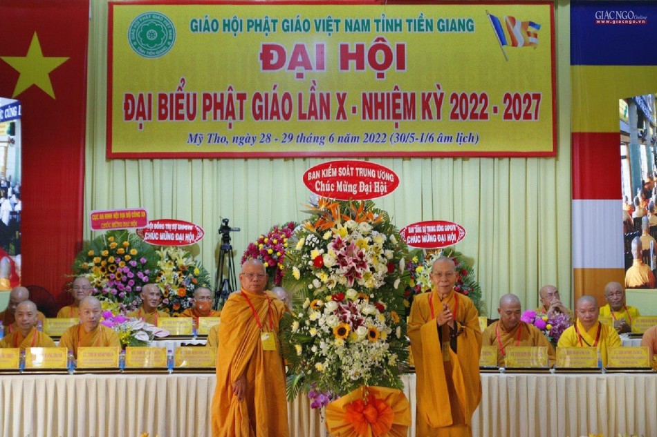 Lẵng hoa chúc mừng của Ban Kiểm soát Trung ương