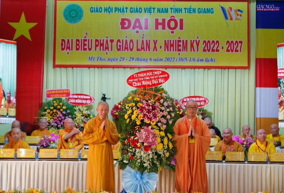 Thượng tọa Thích Minh Nhẫn được ủy quyền của Thượng tọa Thích Đức Thiện, Phó Chủ tịch kiêm Tổng Thư ký Hội đồng Trị sự đại diện trao lẵng hoa chúc mừng đại hội tỉnh Tiền Giang