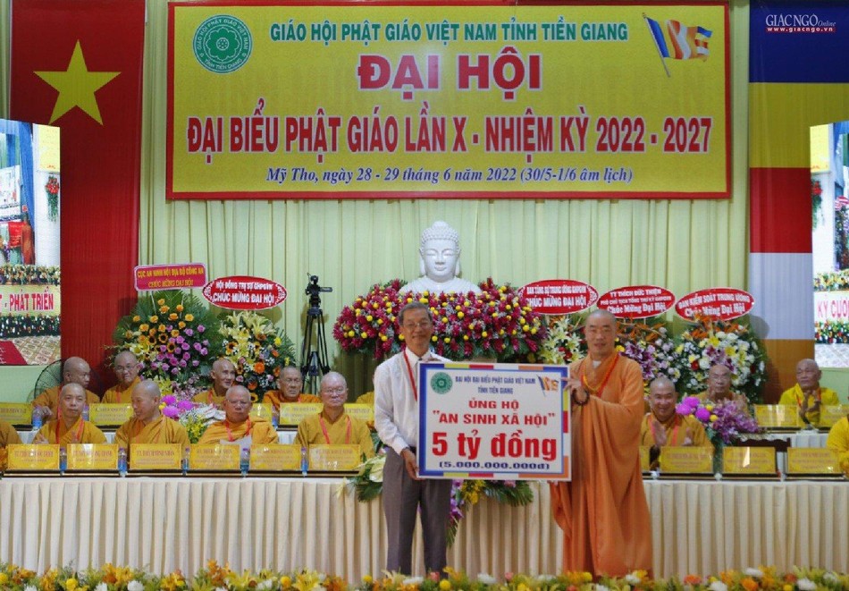 Tân Ban Trị sự GHPGVN tỉnh Tiền Giang trao tặng bảng tượng trưng 5 tỷ đồng ủng hộ công tác an sinh xã hội tỉnh nhà