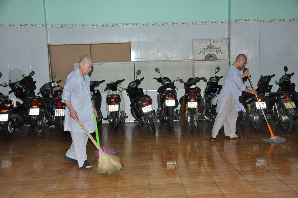 Chư Tăng chấp tác theo phân công mỗi buổi sáng Chư Tăng chấp tác theo phân công mỗi buổi sáng