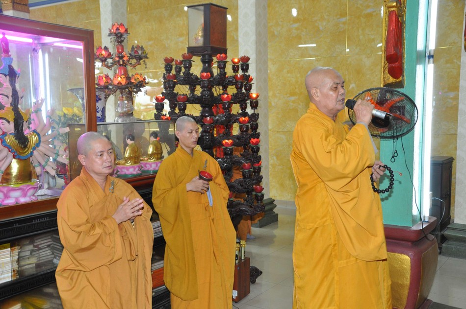 Chư Tăng trong thời cúng ngọ trưa Chư Tăng trong thời cúng ngọ trưa
