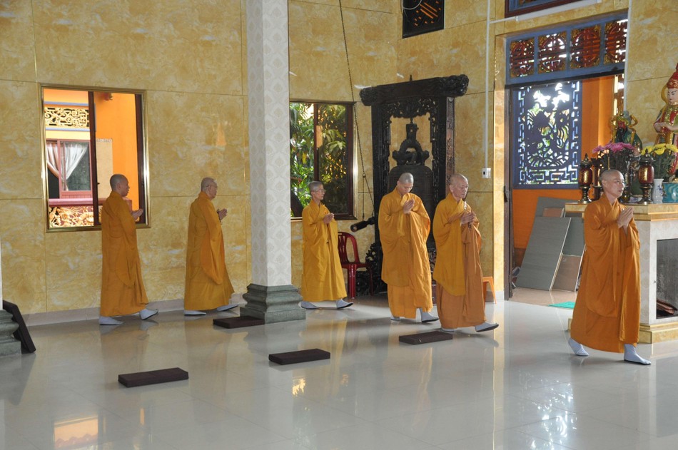 Chư Tăng đi thiền hành sau thời công phu chiều Chư Tăng đi thiền hành sau thời công phu chiều