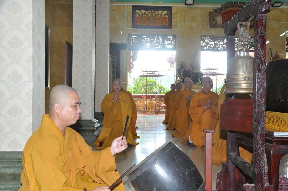 Chư Tăng đang thực hiện nghi thức thiền môn trong thời công phu chiều Chư Tăng đang thực hiện nghi thức thiền môn trong thời công phu chiều