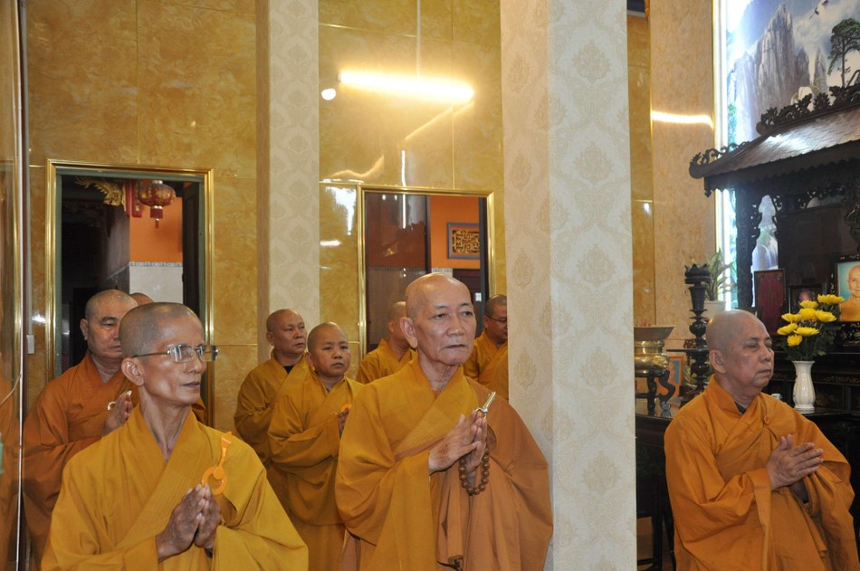 Chư Tăng trong thời tụng kinh tối Chư Tăng trong thời tụng kinh tối
