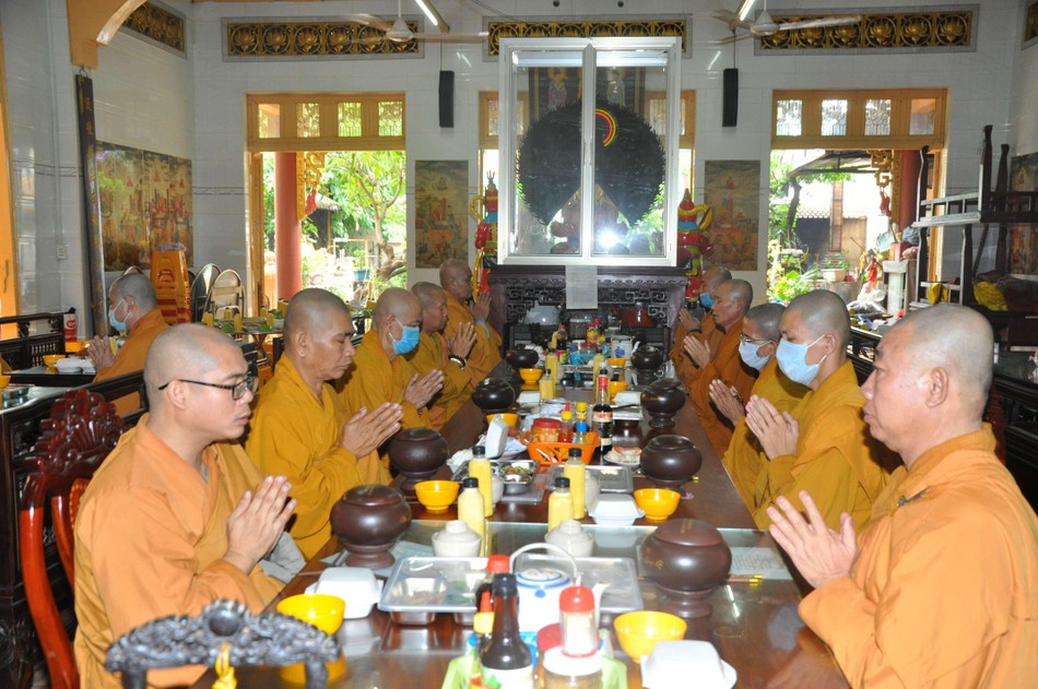 Giờ quá đường của chư Tăng hành giả trường hạ Tuyền Lâm Giờ quá đường của chư Tăng hành giả trường hạ Tuyền Lâm