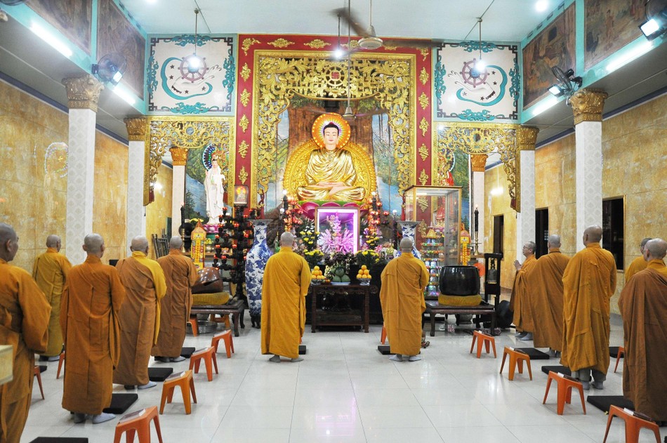 Chư Tăng trong thời công phu khuya Chư Tăng trong thời công phu khuya